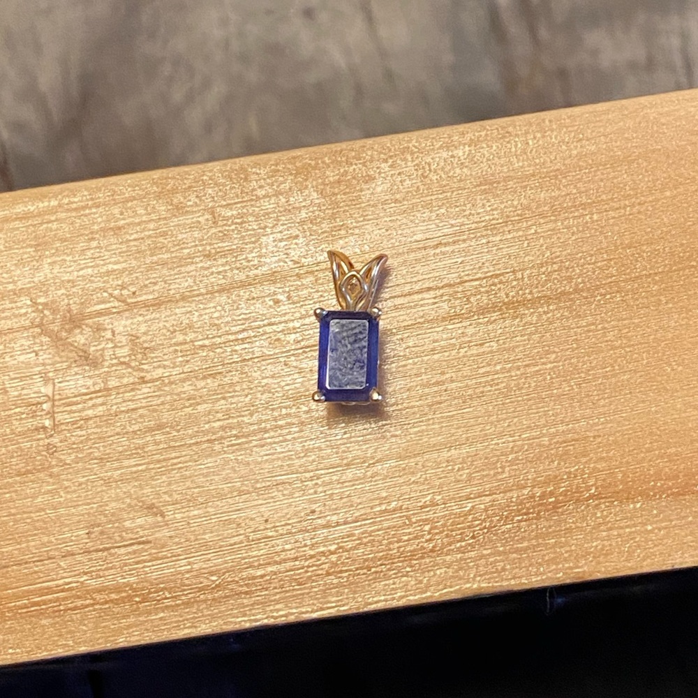 Sapphire pendant